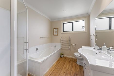 Photo of property in 11 Streets Way, Timberlea, Upper Hutt, 5018