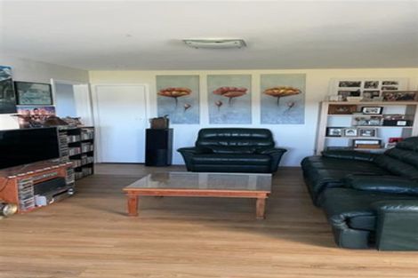 Photo of property in 7 Hueglow Rise, West Harbour, Auckland, 0618