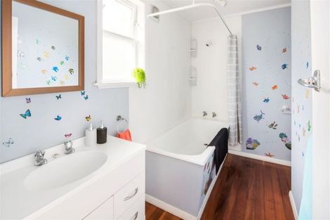 Photo of property in 56 Glanmire Road, Newlands, Wellington, 6037