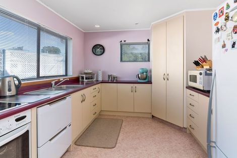 Photo of property in 10 Aquarius Drive, Kawaha Point, Rotorua, 3010