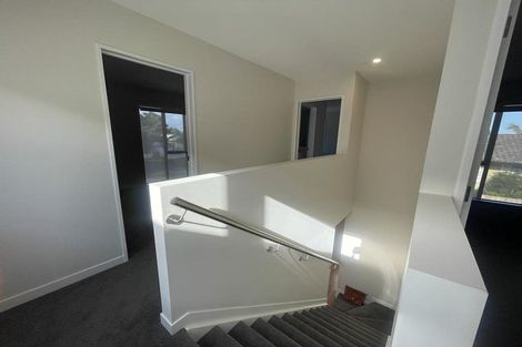 Photo of property in 2 Seaside Place, Pakuranga, Auckland, 2010
