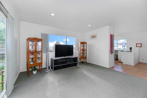 Photo of property in 60 Hewlett Road, Massey, Auckland, 0614