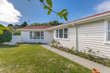 Photo of property in 16 Redwood Avenue, Tawa, Wellington, 5028