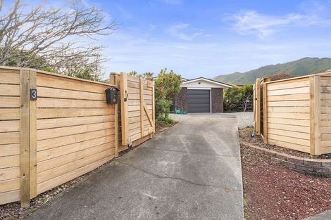 Photo of property in 3 Rewarewa Crescent, Waikanae, 5036