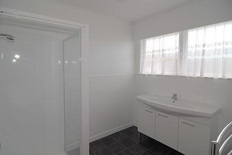 Photo of property in 2/210 Sunnynook Road, Totara Vale, Auckland, 0627