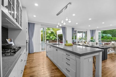 Photo of property in 4b Hilton Close, Fairview Heights, Auckland, 0632