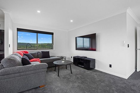 Photo of property in 1 Mount Marua Way, Timberlea, Upper Hutt, 5018