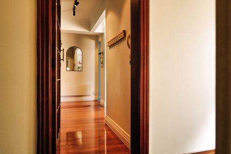 Photo of property in Sunhaven Flats, 262 Oriental Parade, Oriental Bay, Wellington, 6011