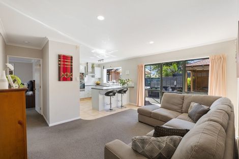 Photo of property in 14 John Lister Close, Golflands, Auckland, 2013