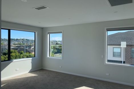 Photo of property in 5 May Potter Close, Oteha, Auckland, 0632
