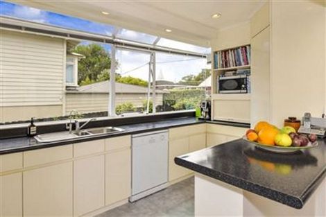 Photo of property in 11 Otakau Road, Milford, Auckland, 0620