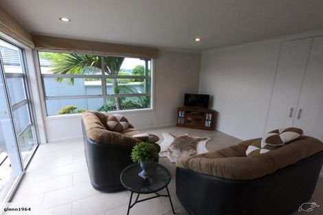 Photo of property in 15 Miami Place, One Tree Point, 0118