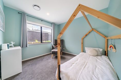 Photo of property in 11 Rewarewa Way, Timberlea, Upper Hutt, 5018