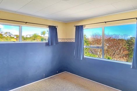 Photo of property in 56 Colchester Crescent, Newlands, Wellington, 6037