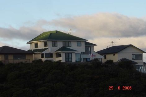 Photo of property in 16 Bennett Grove, Newlands, Wellington, 6037