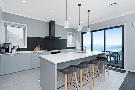 Photo of property in 5 Cessna Way, Newlands, Wellington, 6037