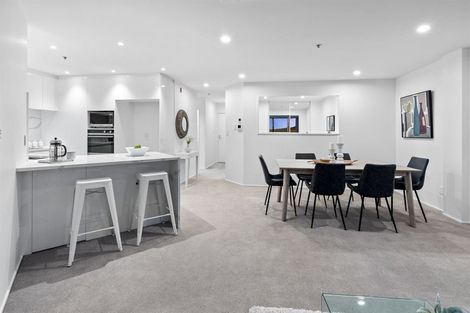 Photo of property in 4b/171 Hurstmere Road, Takapuna, Auckland, 0622