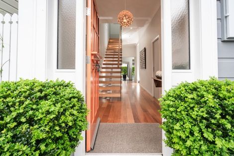 Photo of property in 35 Queen Street, Mount Victoria, Wellington, 6011