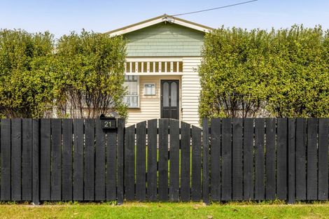 Photo of property in 21 High Street West, Waitara, 4320