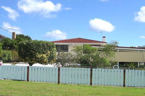 Photo of property in 53 Neil Avenue, Te Atatu Peninsula, Auckland, 0610