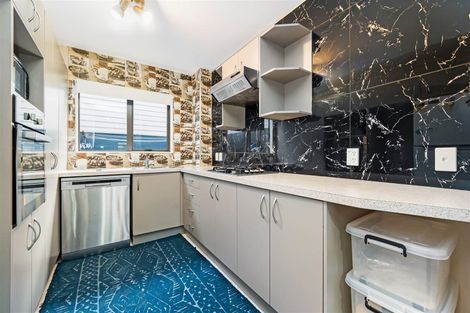 Photo of property in 28/3 Hulme Place, Henderson, Auckland, 0612