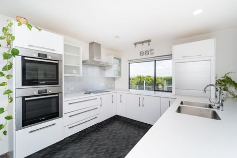Photo of property in 49 Schnell Drive, Kelvin Grove, Palmerston North, 4414