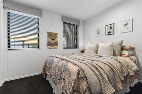 Photo of property in 12/15 Chivalry Road, Glenfield, Auckland, 0629