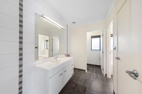 Photo of property in 52 School Road, Riverhead, 0820