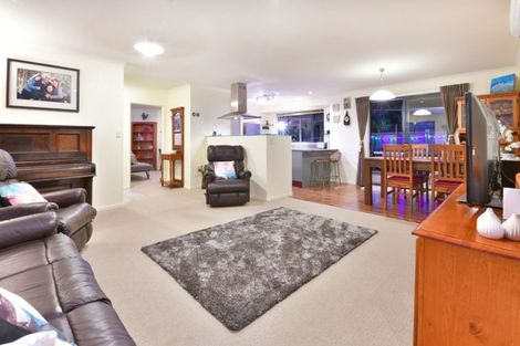 Photo of property in 11 Roberta Crescent, Orewa, 0931
