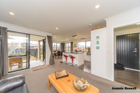 Photo of property in 35 Chestnut Close, Kelvin Grove, Palmerston North, 4414