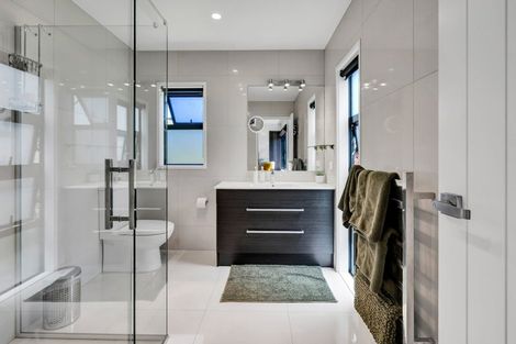 Photo of property in 15 Links Drive, Waiwhakaiho, New Plymouth, 4312