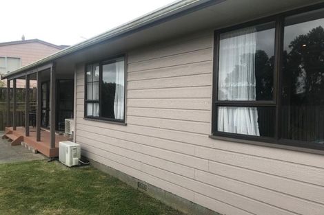 Photo of property in 22 Evesham Place, Newlands, Wellington, 6037