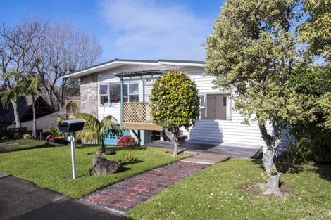 Photo of property in 17 Tanglewood Place, Cockle Bay, Auckland, 2014
