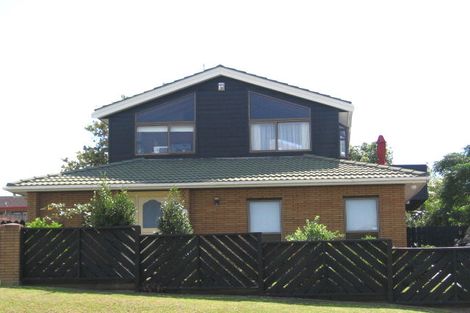Photo of property in 2/30 Hyde Road, Rothesay Bay, Auckland, 0630