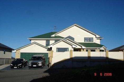 Photo of property in 16 Bennett Grove, Newlands, Wellington, 6037