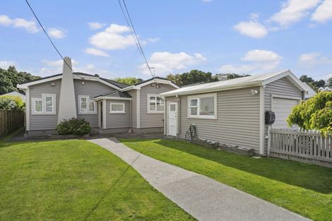 Photo of property in 5 Streatlam Crescent, Strathmore Park, Wellington, 6022