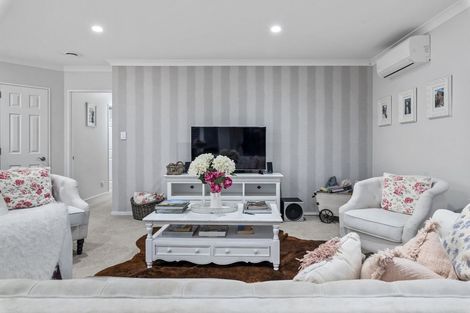 Photo of property in 12 Veronica Close, Red Beach, 0932