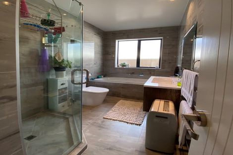 Photo of property in 14 Vinistra Road, Kumeu, 0810