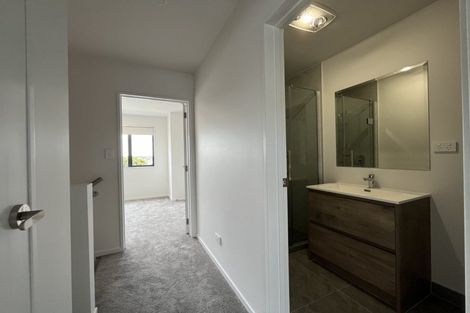 Photo of property in 5 Paetai Lane, Te Atatu Peninsula, 0610