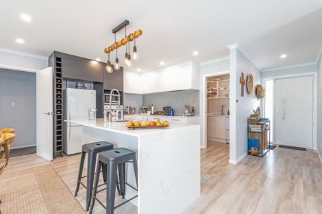 Photo of property in 96 Johnstone Drive, Fitzherbert, Palmerston North, 4410