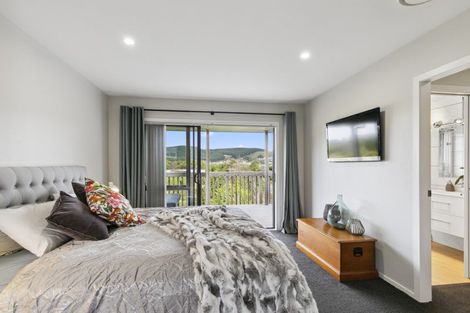 Photo of property in 32 Mervyn Kemp Drive, Tawa, Wellington, 5028