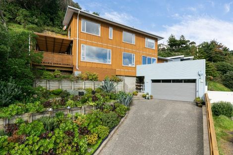 Photo of property in 8 Owhiro Bay Parade, Island Bay, Wellington, 6023