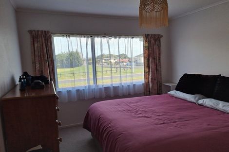 Photo of property in 1 Stella Drive, Clarks Beach, 2122