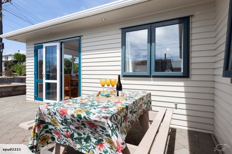 Photo of property in 17 York Crescent, Westown, New Plymouth, 4310