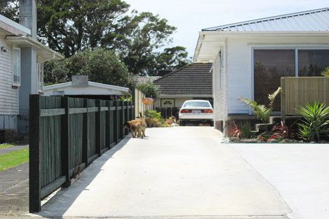 Photo of property in 15 Tarata Crescent, Mangere Bridge, Auckland, 2022