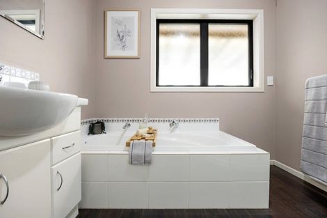 Photo of property in 5 Ruske Place, Grandview Heights, Hamilton, 3200