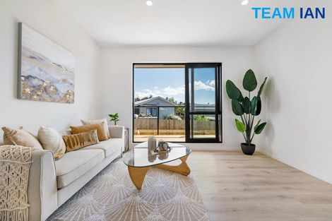 Photo of property in 7/11 Kayle Glen, West Harbour, Auckland, 0618