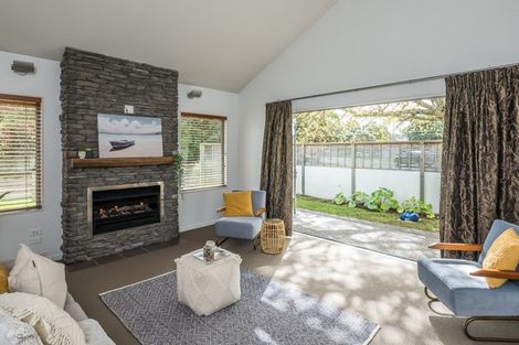 Photo of property in 2 Fairway Oaks Drive, Waikanae Beach, Waikanae, 5036