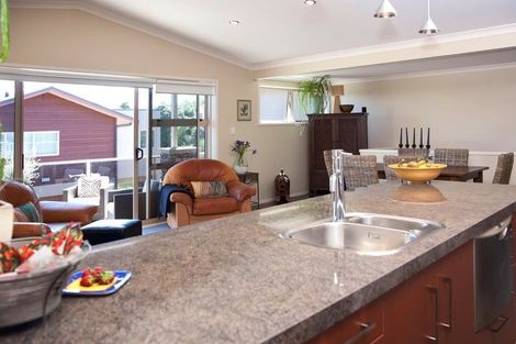 Photo of property in 2/17 Tremaine Avenue, Two Mile Bay, Taupo, 3330