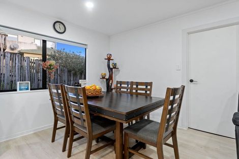 Photo of property in 2/27 Mallard Place, Unsworth Heights, Auckland, 0632